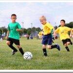 Как занимаются футболом дети